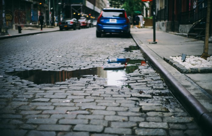 cars-parallel-parked-on-cobbled-street