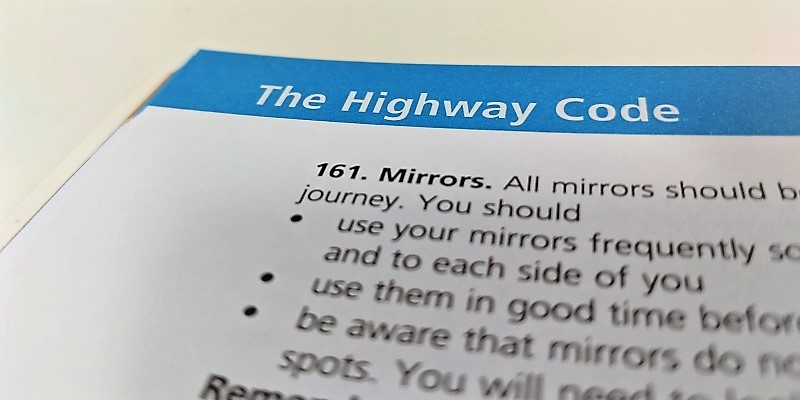 Page of the UK highway code with rules relating to mirrors